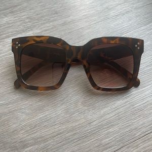 Box of 10 pair of sunglasses-selling as set